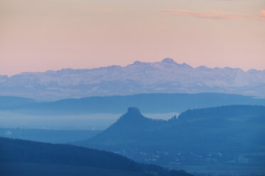 Deutschland, Baden-Württemberg, Konstanz, Hegau mit Hohenkraehen und Alpen im Hintergrund - ELF000771