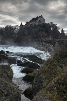 Schweiz, Kanton Schaffhausen, Blick auf den Rheinfall mit Schloss Laufen - ELF000777