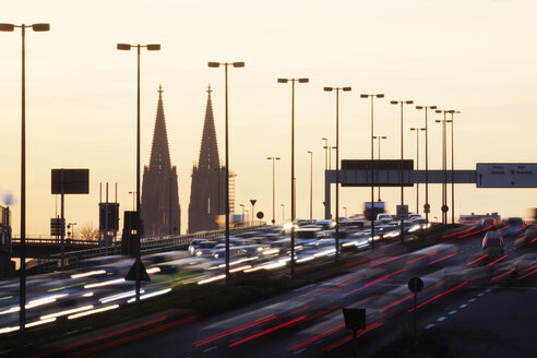 Deutschland, Nordrhein-Westfalen, Kölner Dom und Berufsverkehr auf der Zoobrücke in der Abenddämmerung - JATF000526