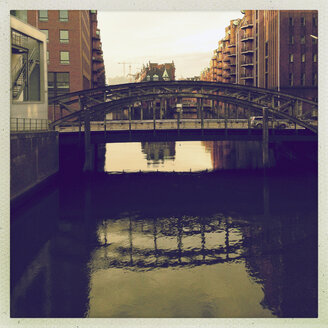 Blick auf die Poggenmuehlenbruecke am Wandrahmsfleet, Deutschland, Hamburg, Speicherstadt - SEF000269