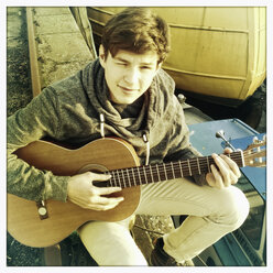 junge spielt Gitarre auf einer Kaimauer, Deutschland, Hamburg - SEF000308