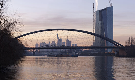 Deutschland, Hessen, Frankfurt, Neue Osthafenbrücke mit EZB-Neubau - BSCF000407