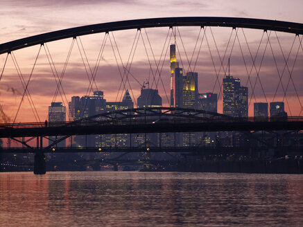 Deutschland, Hessen, Frankfurt, Neue Osthafenbrücke mit Skyline - BSCF000408