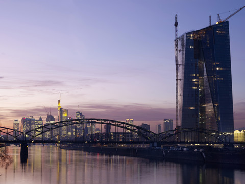 Deutschland, Hessen, Frankfurt, Neue Osthafenbrücke mit EZB-Neubau, lizenzfreies Stockfoto