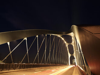 Deutschland, Hessen, Frankfurt, Neue Osthafenbrücke bei Nacht - BSCF000411