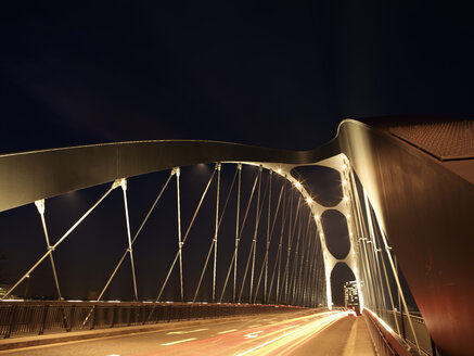 Germany, Hesse, Frankfurt, New Osthafenbruecke at night - BSCF000411