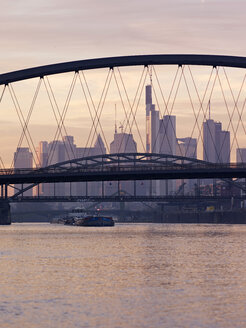 Deutschland, Hessen, Frankfurt, Neue Osthafenbrücke mit Skyline - BSCF000412