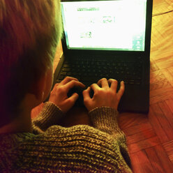junge schaut Filme auf seinem Laptop - SEF000179
