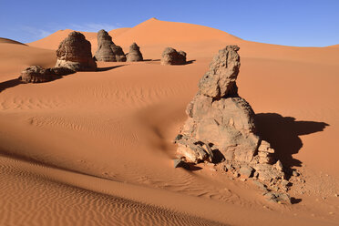 Algerien, Sahara, Tassili N'Ajjer National Park, Felstürme in den Sanddünen von Tin Merzouga - ES000912