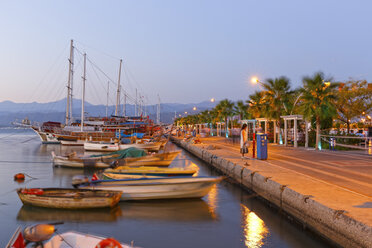 Türkei, Fethiye, Uferpromenade in der Abenddämmerung - SIE004929