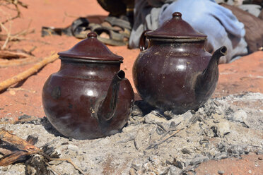 Algerien, Sahara, Touareg-Teekannen auf einem Feuer - ESF000924