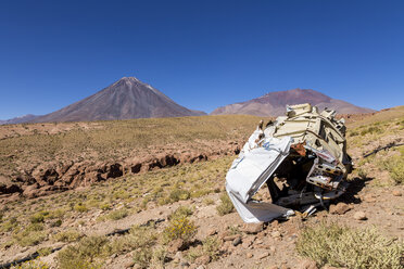 Südamerika, Chile, Atacamawüste, Altiplano, Vulkan Licancabur, Autowrack - STSF000311