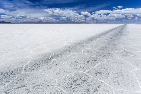 Südamerika, Bolivien, Atacama, Altiplano, Salar de Uyuni, Reifenspuren - STSF000297