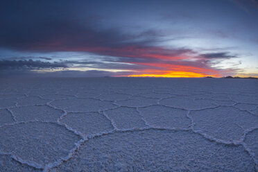 Südamerika, Bolivien, Atacama, Altiplano, Salar de Uyuni bei Sonnenuntergang - STS000300