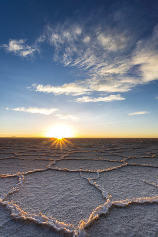 Südamerika, Bolivien, Atacama, Altiplano, Salar de Uyuni bei Sonnenaufgang, lizenzfreies Stockfoto