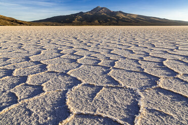 Südamerika, Bolivien, Atacama, Altiplano, Salar de Uyuni bei Sonnenaufgang - STS000314