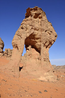 Algerien, Sahara, Tassili N'Ajjer National Park, Felsformation mit natürlichen Bögen in Oued Bouhadian - ES000918
