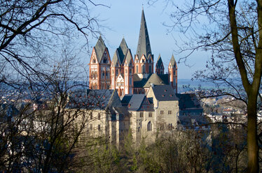 Deutschland, Hessen, Limburg, Blick auf den Limburger Dom - MHF000252