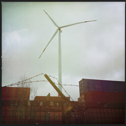 Windmaschine und Frachtcontainer im Hamburger Hafen, Deutschland - SEF000373