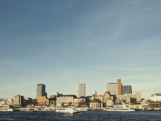 Blick auf die Skyline von Hamburg an der Elbe, Hamburg, Deutschland - SEF000361