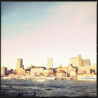 Blick auf die Elbe und die Skyline von Hamburg, Hamburg, Deutschland - SEF000360