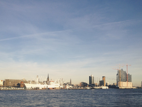 Blick auf die Skyline von Hamburg an der Elbe, Hamburg, Deutschland, lizenzfreies Stockfoto