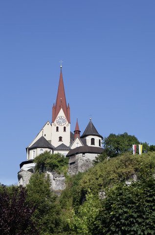 Österreich,Vorarlberg, Rankweil, Blick auf die befestigte Liebfrauenbergkirche, lizenzfreies Stockfoto