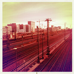 Blick von der Donnersbergerbrücke Hauptbahnhof, links Arnulfpark, München, Bayern, Deutschland - GSF000570