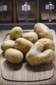 Rohe Kartoffeln auf Holzbrett - HAF000241
