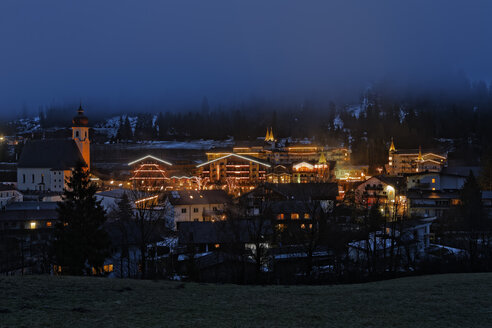 Österreich, Tirol, Schwaz, Achenkirch am Achensee bei Nacht - GF000364