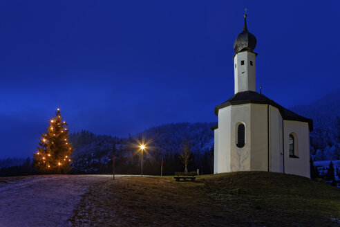 Österreich, Tirol, Schwaz, Achenkirch am Achensee, St. Anna und beleuchteter Weihnachtsbaum - GFF000366