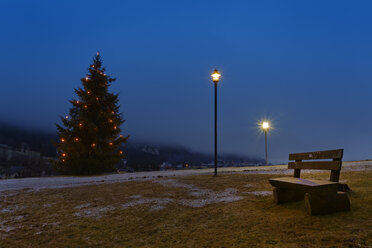 Österreich, Tirol, Schwaz, Achenkirch am Achensee, Holzbank und beleuchteter Weihnachtsbaum - GFF000367