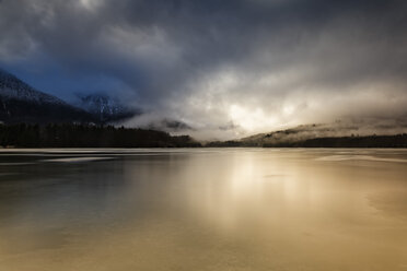 Germany, Bavaria, Lenggries, Bad Toelz Wolfratshausen, frozen Sylvenstein Dam - GFF000368