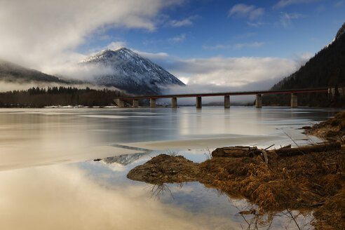 Deutschland, Bayern, Lenggries, Bad Tölz Wolfratshausen, Brücke über den zugefrorenen Sylvenstein-Stausee - GFF000369