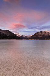 Österreich, Tirol, Eng, Achensee, Blick auf Pertisau im Abendlicht - GFF000386