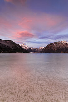 Österreich, Tirol, Eng, Achensee, Blick auf Pertisau im Abendlicht - GFF000386