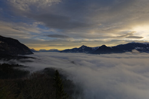 Österreich, Tirol, Wiesing, Blick ins staubige Inntal - GFF000387