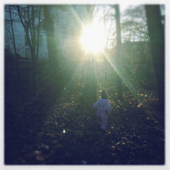 Kleines Mädchen läuft durch den Wald, München, Bayern, Deutschland - GSF000599