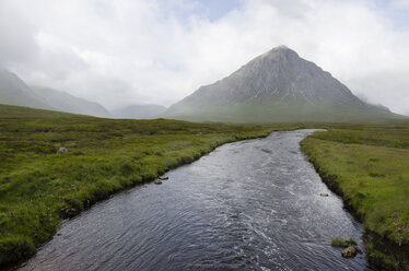 UK, Schottland, Glen Coe, Fluss Etive und Blick auf Buachaille Etive Mor - PAF000227