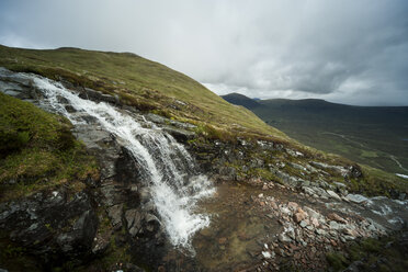 Großbritannien, Schottland, Glen Coe, Wasserfall im Skigebiet - PAF000220