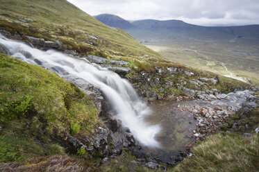 Großbritannien, Schottland, Glen Coe, Wasserfall im Skigebiet - PAF000224