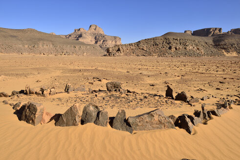 Algerien, Sahara, Nationalpark Tassili N'Ajjer, Region Tadrart, historisches Grab und Steinsetzung am Oued In Djeran - ES000929