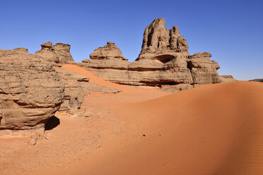 Algerien, Sahara, Tassili N'Ajjer Nationalpark, Tadrart, Sandsteinfelsentürme in den Sanddünen von Tin Merzouga - ES000933