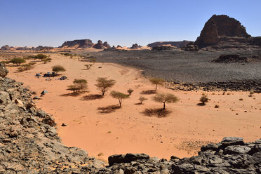 Algerien, Sahara, Tassili N'Ajjer National Park, Touristengruppe ruht sich in einem trockenen Felsental aus - ES000935