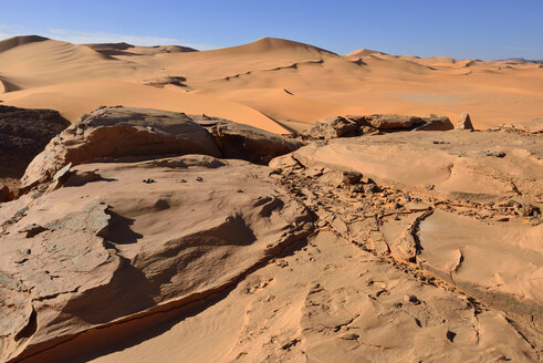 Algerien, Sahara, Tassili N'Ajjer National Park, Winderosion an Felsen bei Tehak - ES000936