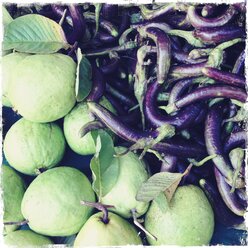 mini-Auberginen, Nashi (asiatische Birne), Myanmar, Mandalay, Gemüsemarkt - BMF000832