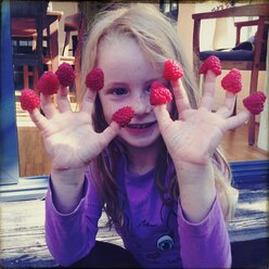 little girl with Himmbeeren on the fingers, Leipzig, Germany - BMF000780