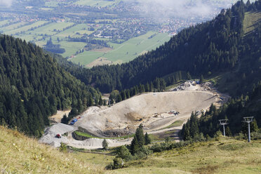 Deutschland, Bayern, Oberbayern, Bayerische Voralpen, Isarwinkel, Baustelle, Speicherbecken für Beschneiung am Brauneck bei Lenggries - SIE004932