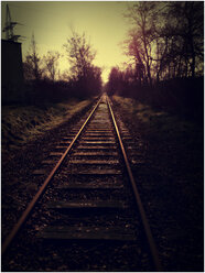 Bahngleise im Sonnenuntergang, Deutschland, Nordrhein-Westfalen, Minden - HOHF000312