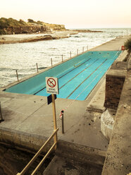 Leerer Pool an der Küste von Sydney, Australien - FBF000150